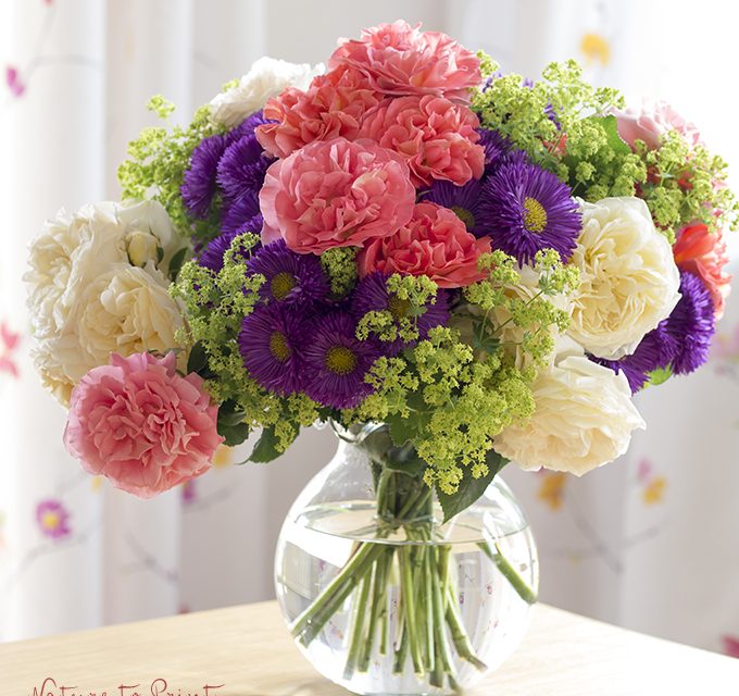 Blumen für die Vase arrangieren oder binden zum Verschenken.