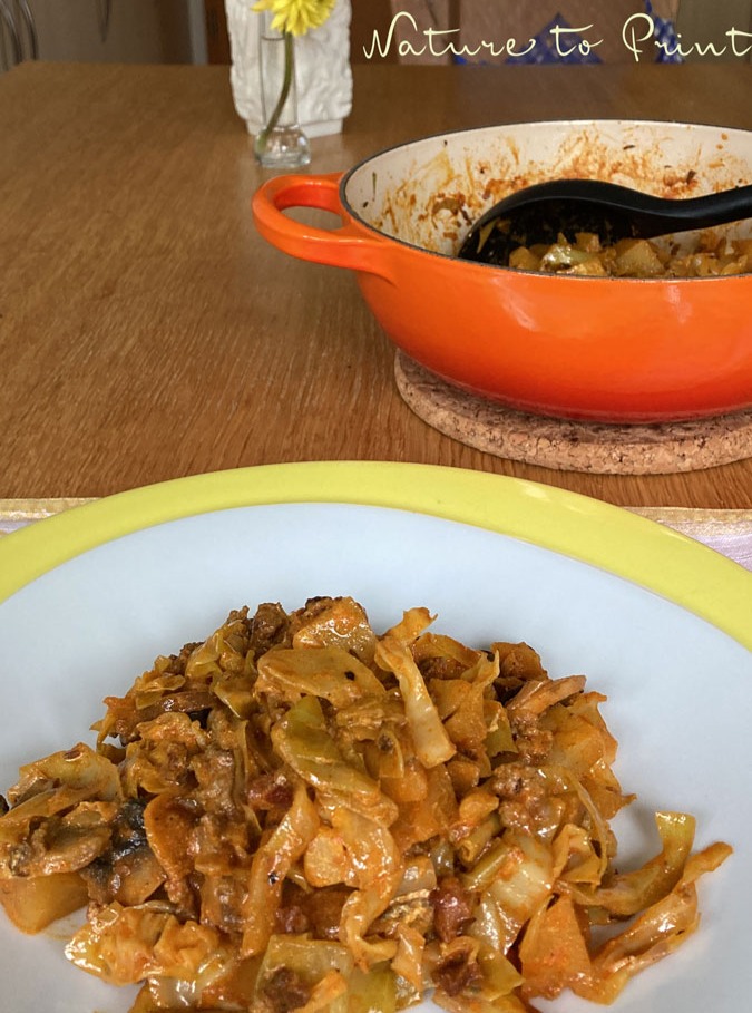 Heute Spitzkohl-Eintopf für Singles
Muss man als Single auf Eintopf verzichten? Sicher nicht! Sobald es kleinen Spitzkohl zu kaufen gibt, greife ich zu. Für meinen Eintopf brauche ich
+ ein Viertel bis einen halben kleinen Spitzkohl (200 g - 250 g) in nicht zu kleine Streifen geschnitten
+ eine dicke Kartoffel, in Würfel geschnitten
+ 1 kleine Zwiebel, in Würfel geschnitten
+ 1 Knoblauchzehe, klein gehackt
+ 1 Karotte, in Würfel geschnitten
+ 80 - 100 Gramm gemischtes Hackfleisch
+ 40 Gramm geräucherten Speck / Katenschinken
+ einen kleinen Schuss Wein
+ 1 EL Tomatenmark
+ 1 TL Senf
+ Kümmel, Salz, schwarzer Pfeffer, Paprika
+ 1 Klecks Saure Sahne
So geht's:
+ Speck auslassen, aus dem Topf nehmen und auf einem Küchentuch abtropfen lassen.
+ Hackfleisch und Zwiebeln ohne weitere Fettzugabe im gleichen Bräter anbraten.
+ Tomatenmark + Senf unterrühren
+ kräftig würzen, Kümmel dazu.
+ Mit etwa 150 ml Wasser oder Wein ablöschen
+ Gemüse und Kartoffeln dazugegeben
+ Topfdeckel aufsetzen
+ Bei kleiner Hitze etwa 20 Minuten schmoren. Ab und zu umrühren.
+ Sobald das Gemüse gar ist noch einmal kräftig abschmecken
+ Vor dem Servieren einen Klecks Saure Sahne dazu geben.
Guten Appetit.
#kochen #eintopf #lecker #spitzkohl #gemüse #einfachlecker #rezeptidee