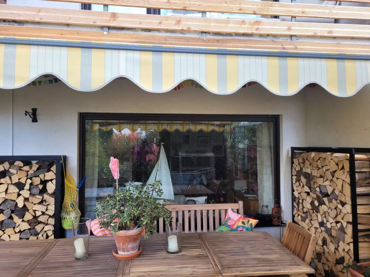 Die Markise macht den Unterschied Gartentipps, Schöner wohnen, Sichtschutz Feuerholz liegt schon bereit. Die überdachte Terrasse verlängert die Grillsaison
