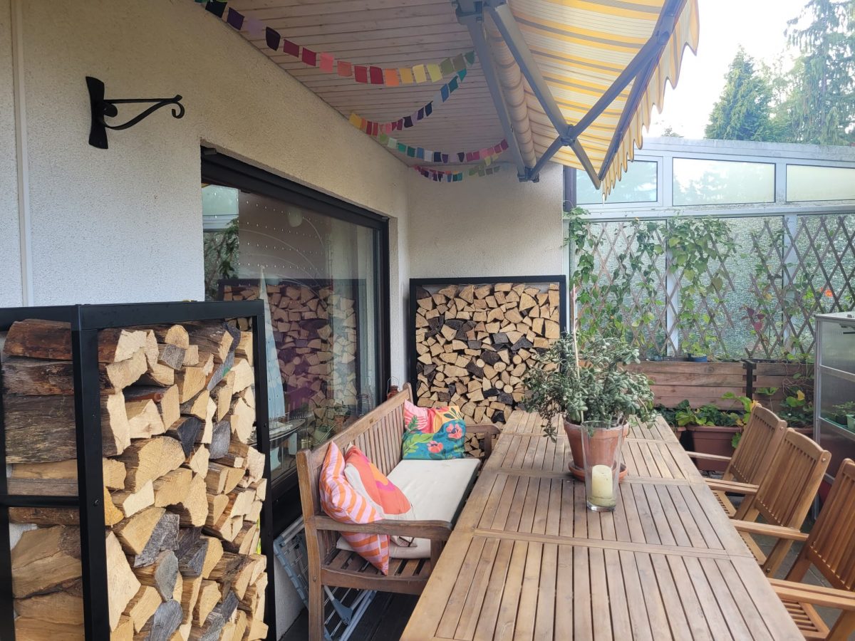 Gemütliche Terrasse, geschützt vor Regen und den Blicken der Nachbarn