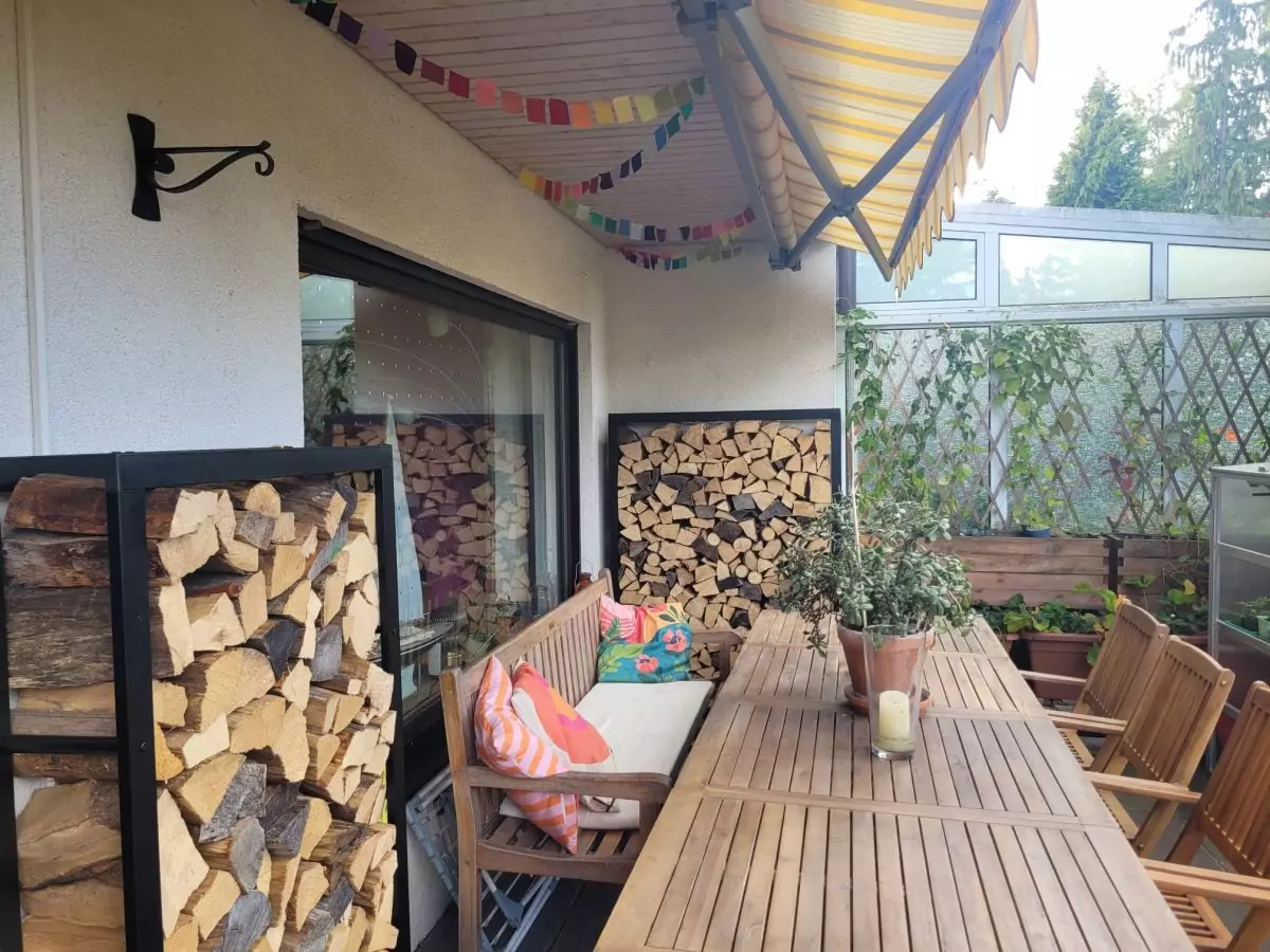 Gemütliche Terrasse, geschützt vor Regen und den Blicken der Nachbarn Gemütliche Terrasse, geschützt vor Regen und den Blicken der Nachbarn