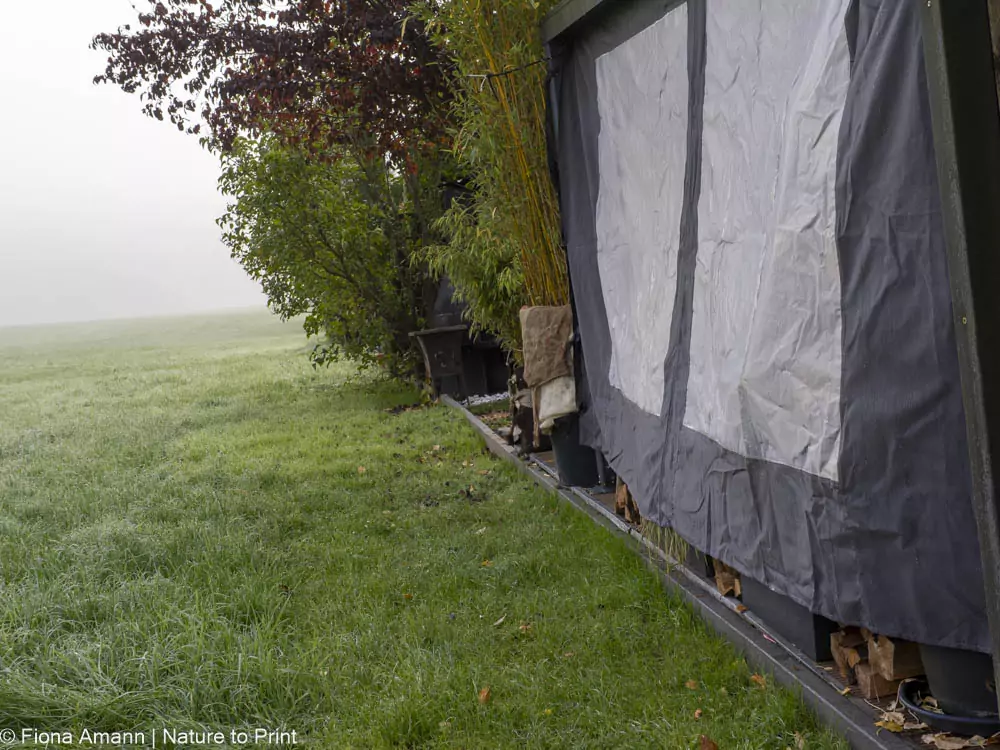 Ein einfaches Winterquartier für Kübelpflanzen aus Senkrechtmarkise und zudem Winterschutz für das Outdoor-Wohnzimmer der Nachbarn. Selbst gebaut, preiswert, nicht schön, aber zweckmäßig. Einfaches Winterquartier für Kübelpflanzen aus Senkrechtmarkise.