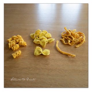 Karotten und Nudeln häkeln für die Spielküche

Was macht die Gärtnerin, wenn es draußen zu kalt und zu nass zum Gärtnern ist? Karotten häkeln fürs Enkelkind und Nudeln gleich mit dazu.

Häkelkarotten, diverses Häkelgemüse und dreierlei Nudeln liegen schon bereit. Dazu Tomatensauce! Dem Festschmaus aus der Kinderküche oder aus dem Kaufmannladen steht somit nicht mehr im Weg.

Häkelnadeln raus, Reste von Baumwollgarn dazu und schon geht's los. Viel Spaß beim Häkeln.

Im Blog:

Karotten häkeln für die Spielküche mit kostenloser Anleitung
https://www.wo-blumenbilder-wachsen.de/karotten-haekeln-anleitung/

Kurz: https://www.insbeet.de/Karotten

3 schnelle Nudeln häkeln für die Kinderküche

https://www.wo-blumenbilder-wachsen.de/nudeln-haekeln/

Kurz: https://www.insbeet.de/Nudeln

#häkeln #häkelnmachtglücklich #häkelnmachtsüchtig #häkelliebe #häkelanleitung #häkelgemüse #handarbeiten #häkelsüchtig #häkelnistwiezaubernkönnen #häkelnmitliebe #häkelnmachtspass #häkelanleitungen #amigurumis #amigurumi #schachenmayrcatania #möhren #karotten #kinder #kochen #kinderküche #spielen #spielküche #kleinkinder