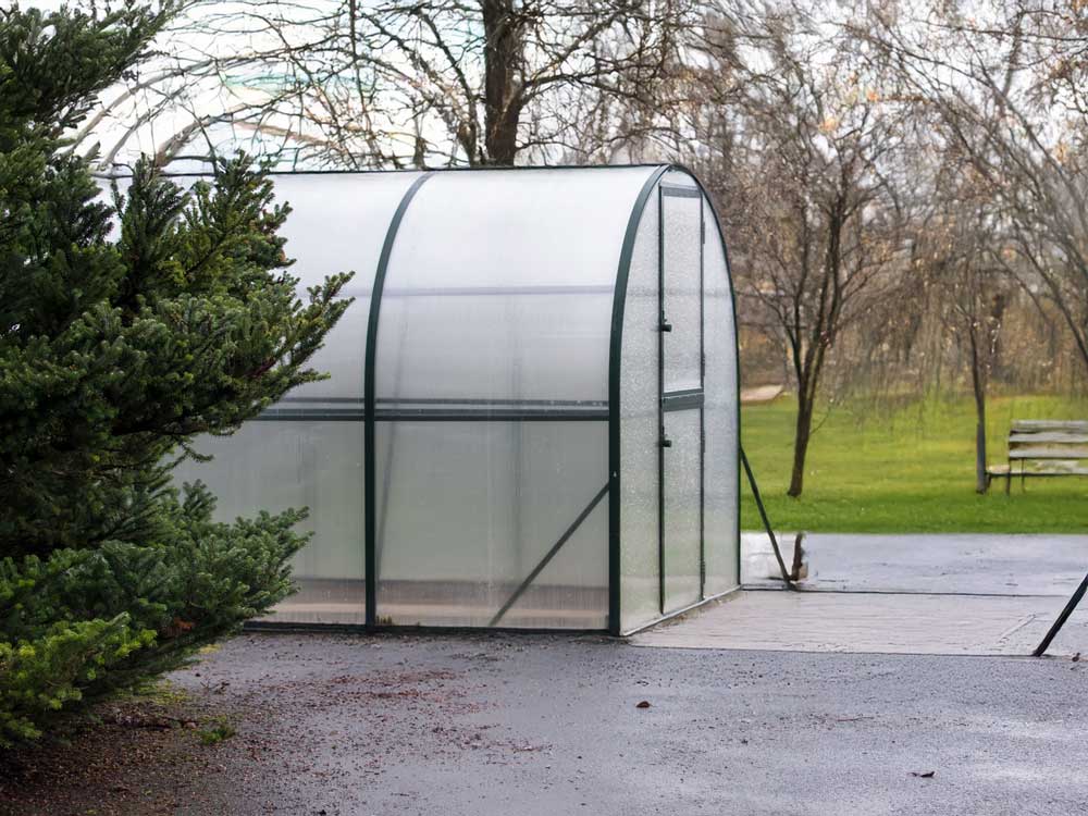 Ein kleines Gewächshaus für Balkon & Garten. Preiswert, praktisch und gut Blumengarten, Gartentipps, Leben mit Blumen Kleines Gewächshaus in Tunnelformat mit Stahlträgern und Doppelstegplatten