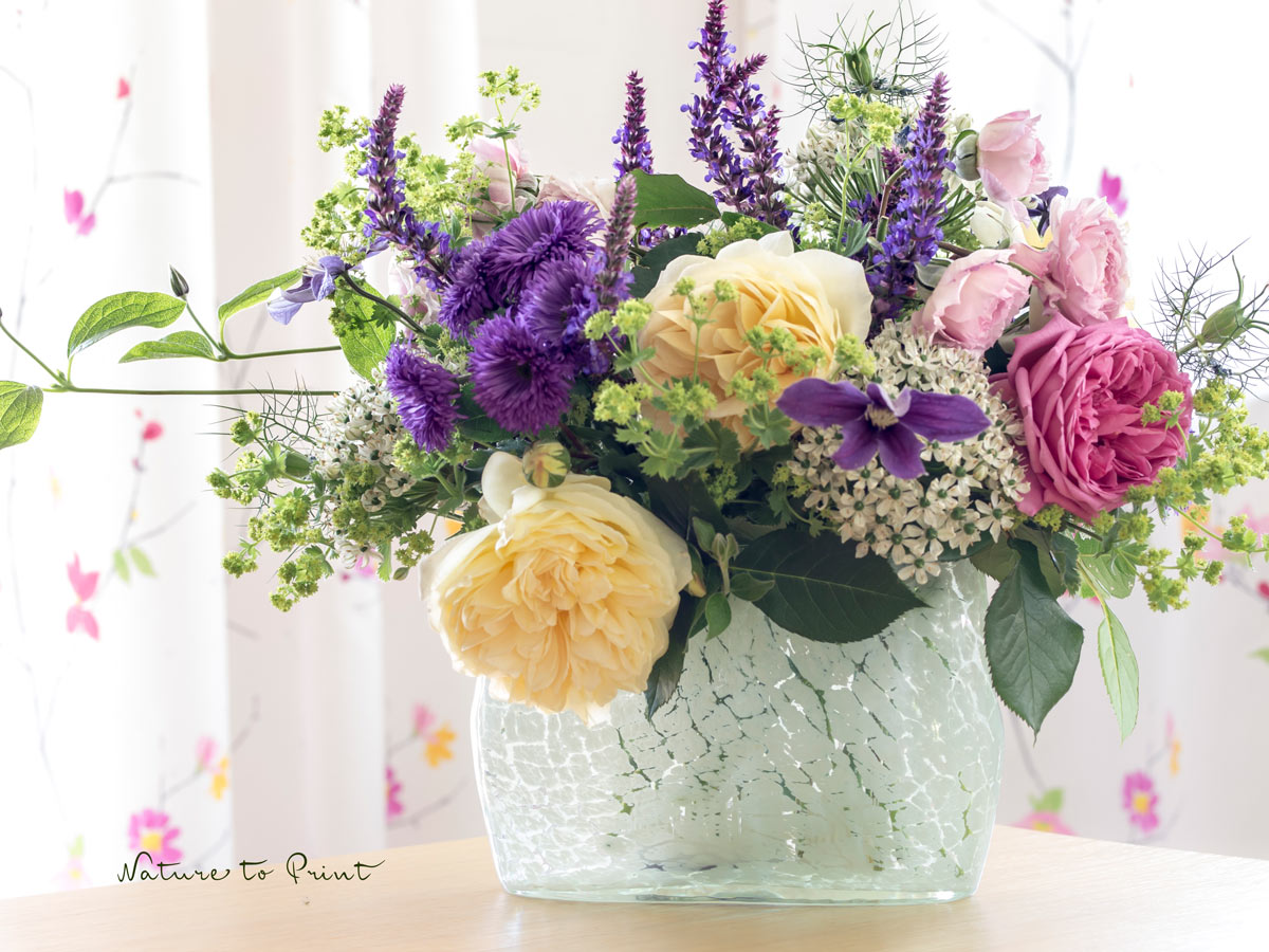 Ein bunter Blumenstrauß mit Rosen, Frauenmantel, Clematis, Zierlauch, Sommerastern und Nigella. Frisch geschnitten und sorgsam gesteckt hält er in der Vase gut eine Woche. Ein bunter Blumenstrauß, frisch geschnitten und gesteckt