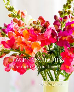Löwenmäulchen blüht nicht? Keine Panik!

Löwenmäulchen sind robuste Sommerblumen, die auch Trockenheit vertragen und normalerweise sehr lange blühen. Doch was, wenn nicht? Wenn die Pflanzen sich weder vor, noch zurück entwickeln? Wenn sie im Beet kümmern, anstatt zu blühen? 

+ Hitze stresst auch Löwenmäulchen. Sie streiken, wenn es ihnen zu heiß wird.
+ Ist die Hitze vorbei, erwachen ihre Lebensgeister und sie starten wieder durch.

++ Eine Kopfdüngung mit flüssigen Blumendünger hilft.
++ Welke und kranke Blätter abschneiden hilft zusätzlich.

PFLANZENWISSEN:

+++ Je mehr Blütenstiele man schneidet, desto mehr Stiele wachsen nach. Genug, um viele Vasen zu füllen. 
+++ Löwenmäulchen blühen bis zum Frost und müssen im Herbst nicht raus aus dem Beet. Manche Löwenmäulchen überstehen den Winter oder säen sich sogar von alleine aus. 
+++ Löwenmäulchen mit Pusteln unter den Blättern, sind krank und müssen entsorgt werden.
+ Setzen Sie junge Löwenmäulchen im Frühling an eine andere Stelle im Garten, um Ansteckung zu vermeiden.

Im Blog: Hilfe, mein Löwenmäulchen blüht nicht. Ursachen und Abhilfe.

https://www.mein-blumenbild-des-tages.de/loewenmaeulchen-blueht-nicht/

Kurz: https://www.insbeet.de/Loewe

#sommerblumen #blumen #gärtnernmachtglücklich #blumenmachenglücklich #blumenliebe #blüten #gartenwissen #gartenfragen #gartentipp #pflanzenliebe #gartentipps #gärtnern #blumenfotografie #lebenmitblumen #meingarten #blumengarten #ziergarten #schnittblumen #blumenbeet #gartenblogger #blütenzauber #gartenblog #gartenjahr #blume #wirliebenpflanzen #gartenpflanzen #grünerdaumen